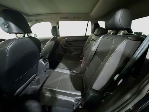 Used 2018 Volkswagen Tiguan SE w/ Panoramic Sunroof Package image 17