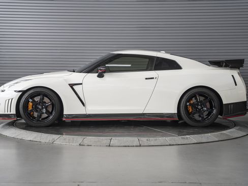 Used 2016 Nissan GT-R NISMO AWD/4WD image 2