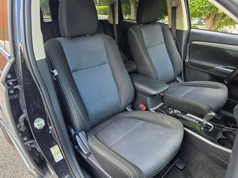 Used 2017 Mitsubishi Outlander ES AWD/4WD image 30