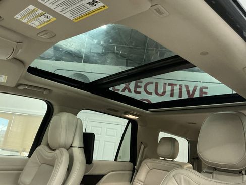 Used 2018 Lincoln Navigator Select w/ Technology Package image 40