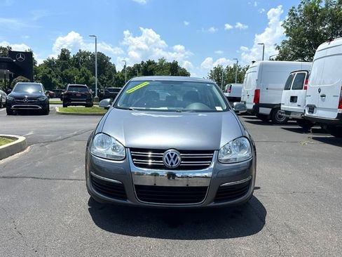Used 2010 Volkswagen Jetta SE FWD image 3