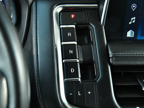 Used 2024 Chevrolet Suburban LT image 31