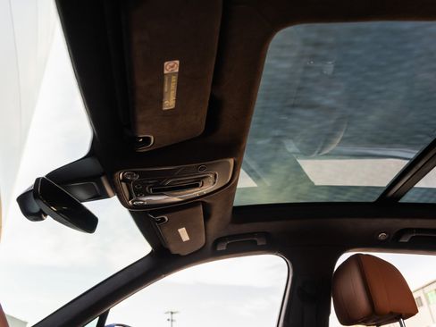 Used 2023 Bentley Bentayga image 23