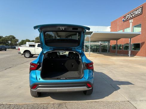 Used 2025 Chevrolet Trax LT FWD image 8