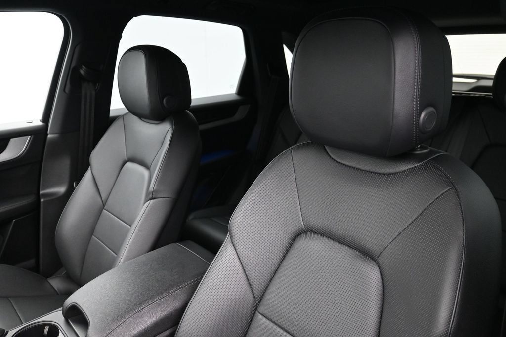 Certified 2025 Porsche Cayenne AWD/4WD image 5