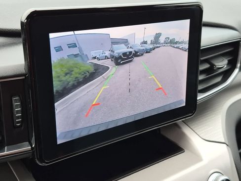 Used 2024 Ford Explorer XLT w/ Equipment Group 202A AWD/4WD image 29