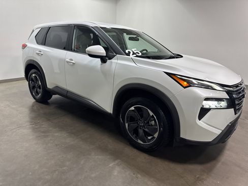 Used 2025 Nissan Rogue SV image 2