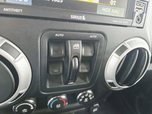 Used 2015 Jeep Wrangler Unlimited Sahara image 33