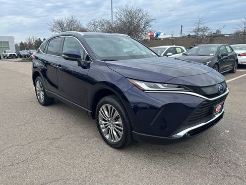 Used 2024 Toyota Venza XLE image 9