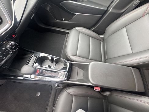 Used 2025 Chevrolet Trax RS w/ Sunroof Package FWD image 24