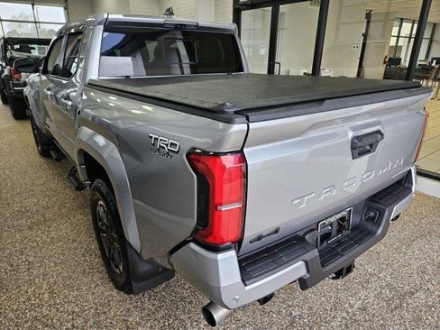 Used 2025 Toyota Tacoma TRD Sport w/ TRD Sport Premium Package image 4