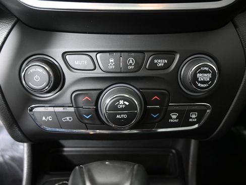 Used 2022 Jeep Cherokee Limited image 31