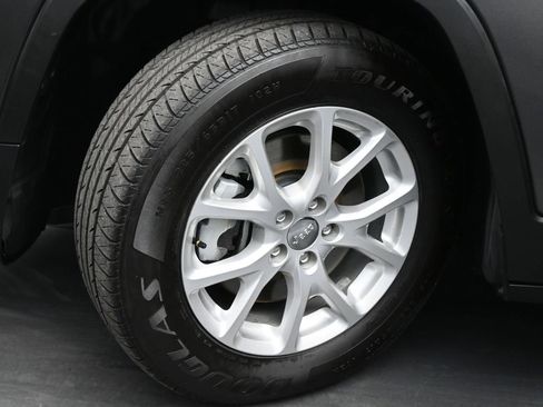 Used 2018 Jeep Cherokee Latitude Plus image 16