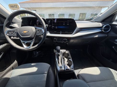 Used 2025 Chevrolet Trax LT w/ LT Convenience Package FWD image 32