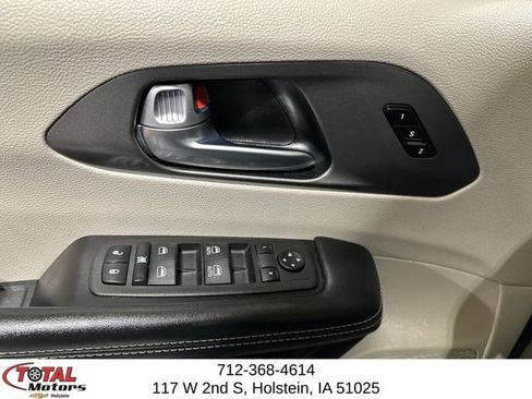 Used 2024 Chrysler Pacifica Touring-L FWD image 10