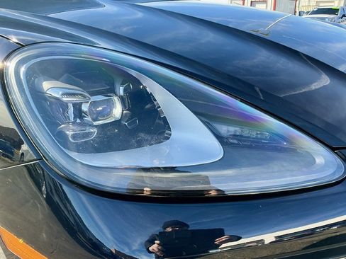 Used 2022 Porsche Cayenne Platinum Edition image 8