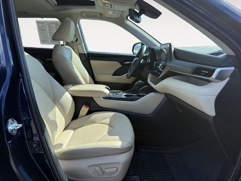 Used 2023 Toyota Highlander XLE image 17