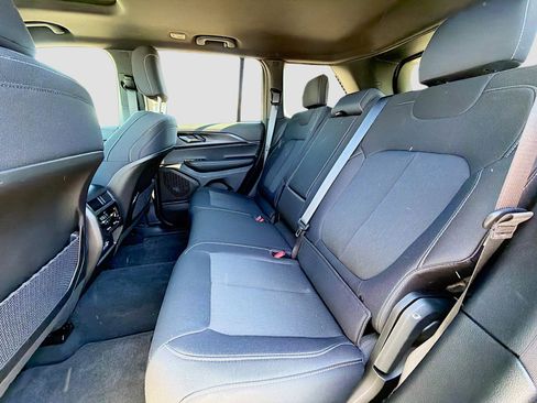 Used 2025 Jeep Grand Cherokee Laredo X image 19