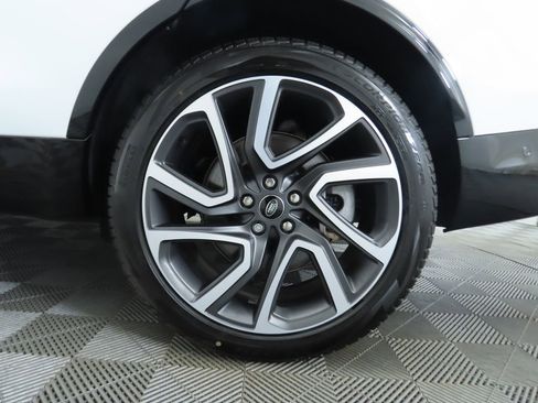 Used 2024 Land Rover Discovery Dynamic SE image 31