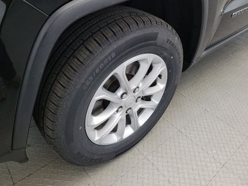 Used 2021 Jeep Grand Cherokee Laredo AWD/4WD image 31