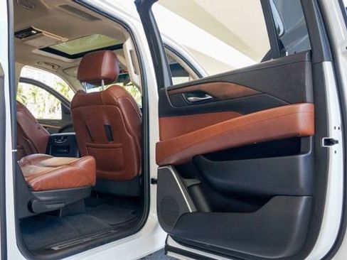 Used 2019 Cadillac Escalade ESV Premium Luxury image 85