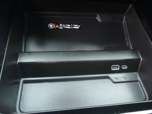 Used 2025 Chevrolet Suburban High Country image 21