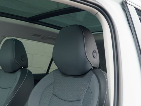 Used 2025 Volkswagen Tiguan SE w/ Panoramic Sunroof Package image 19