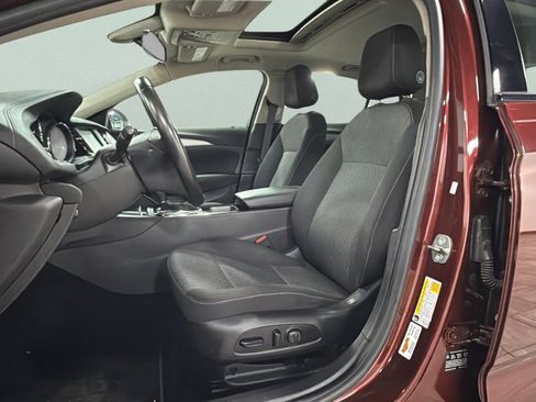 Used 2018 Buick Regal Preferred image 17
