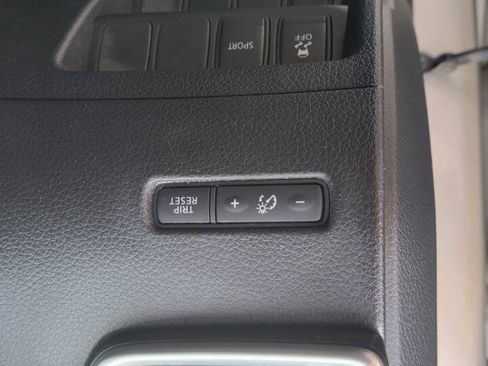 Used 2015 Nissan Rogue SV FWD image 25