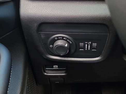 Used 2023 Jeep Grand Cherokee L Altitude image 24