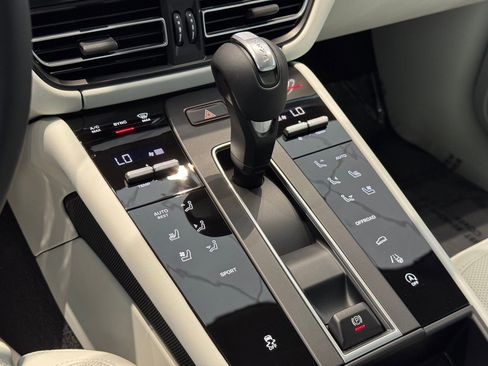 Certified 2025 Porsche Macan image 20