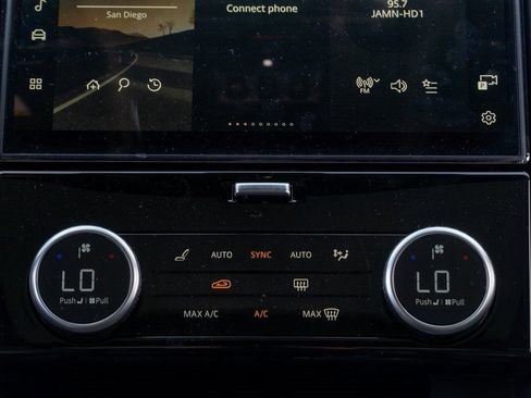 Used 2025 Land Rover Discovery S image 17