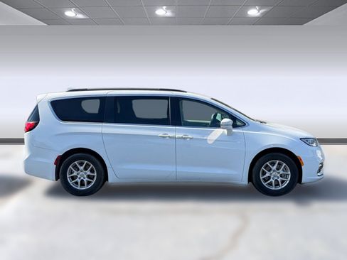 Used 2022 Chrysler Pacifica Touring-L FWD image 6