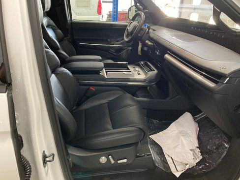 Used 2025 Lincoln Navigator L Reserve w/ Jet Appearance Package image 4