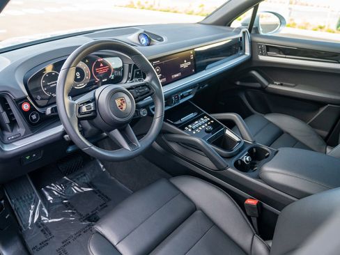 Used 2025 Porsche Cayenne image 4