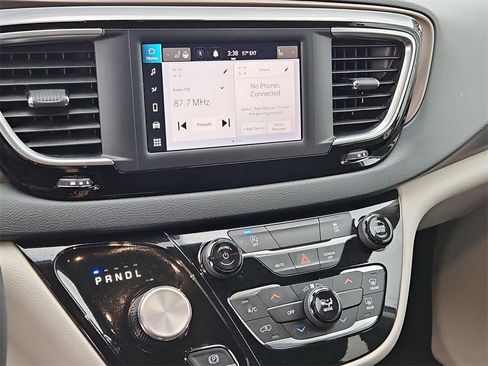 Used 2023 Chrysler Voyager LX image 17