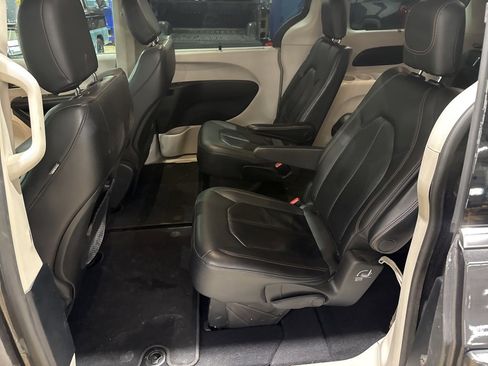 Used 2020 Chrysler Pacifica Touring-L image 29
