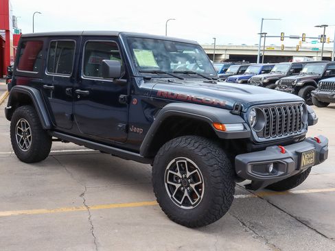 Used 2025 Jeep Wrangler Unlimited Rubicon AWD/4WD image 4