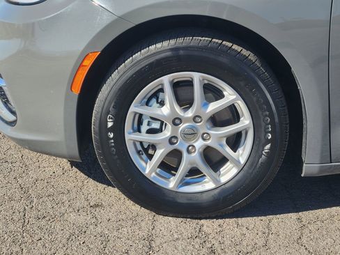Used 2023 Chrysler Pacifica Touring-L image 13