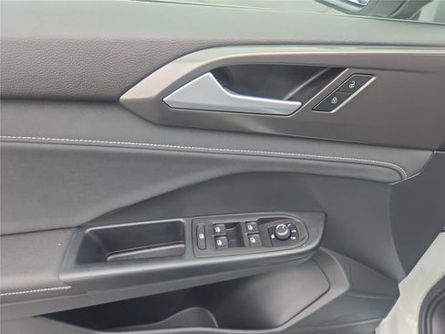 Certified 2025 Volkswagen Taos SE image 12