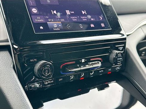 New 2025 Jeep Grand Cherokee L Laredo image 10