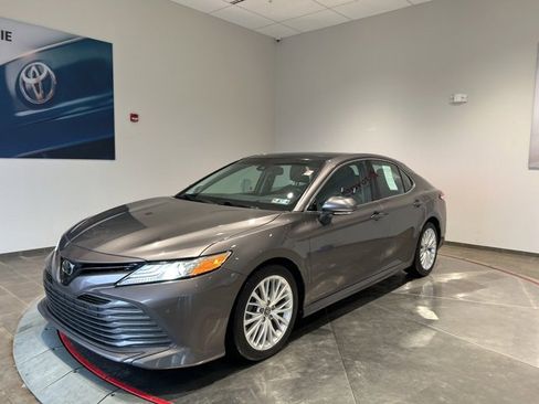 Used 2018 Toyota Camry XLE image 2