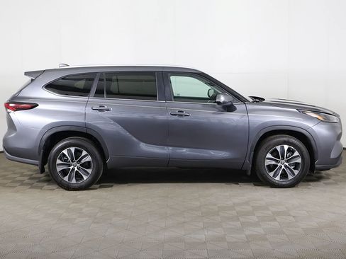 Used 2024 Toyota Highlander XLE AWD/4WD image 19