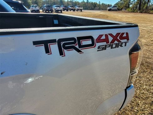 Used 2022 Toyota Tacoma TRD Sport image 11
