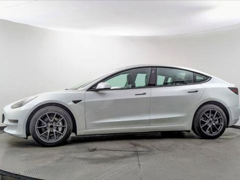 Used 2023 Tesla Model 3 Standard Range image 3