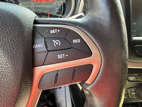 Used 2016 Jeep Cherokee Latitude w/ Cold Weather Group AWD/4WD image 19