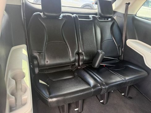 Used 2022 Kia Carnival LX FWD image 11