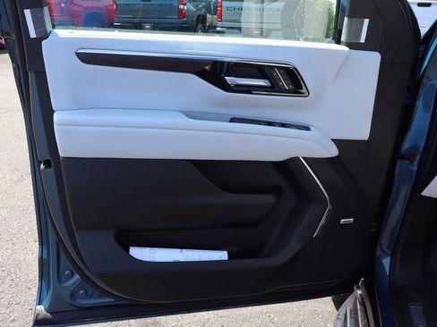 New 2025 Chevrolet Suburban Premier image 3