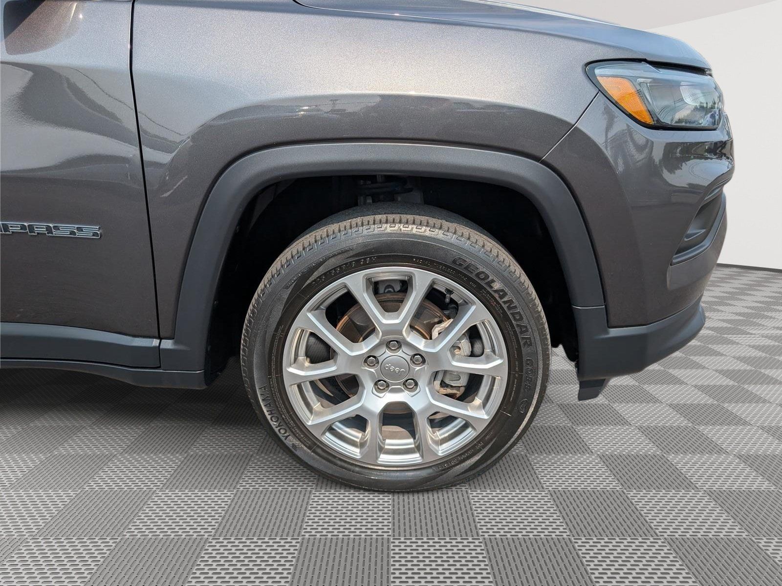Used 2022 Jeep Compass Latitude w/ Sun and Sound Group AWD/4WD image 9