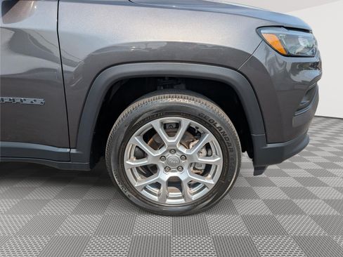 Used 2022 Jeep Compass Latitude w/ Sun and Sound Group AWD/4WD image 9